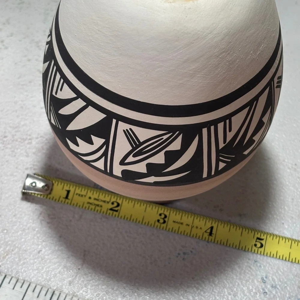 Pottery Vase Tan Terracotta Black White Geometric Signed Silas Navajo USA 6.5in
